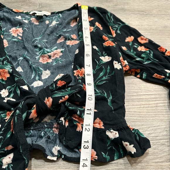 Women’s American Eagle Tie Front Floral Cropped Ruffle Bell Sleeve Blouse - Picture 9 of 11